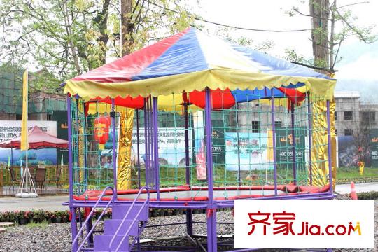 山客部落售樓部外的兒童玩樂設(shè)施