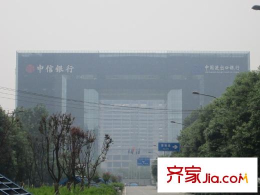 蒂梵尼T公館項(xiàng)目附近的中信銀行（2011.09）