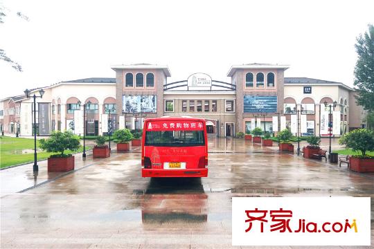 成都國韻村時代奧特萊斯門口
