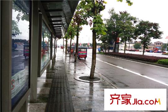 成都國韻村奧特萊斯公交車站