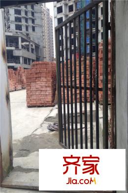 潤揚(yáng)雙鐵廣場工地大門實(shí)拍（2015-9-18）