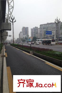 潤揚(yáng)雙鐵廣場寬闊的馬路