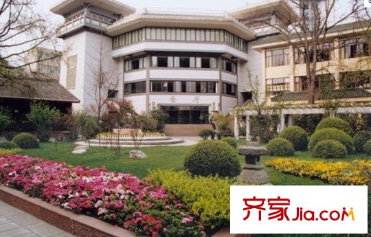 山頂上棠湖中學(xué)外語(yǔ)學(xué)校