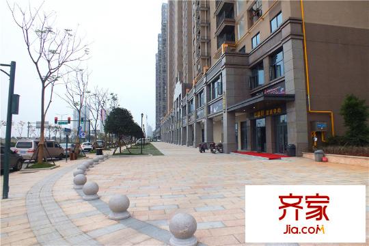 ?？怂股鐓^(qū)社區(qū)大門前障礙物（2015.12.21）
