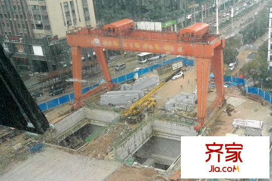 萬坤圖財富廣場項目廣場輕軌香樟路站建設(shè)中（15.12.06）