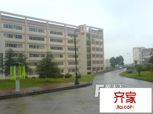 長沙市雨花區(qū)工貿(mào)學(xué)院外景圖