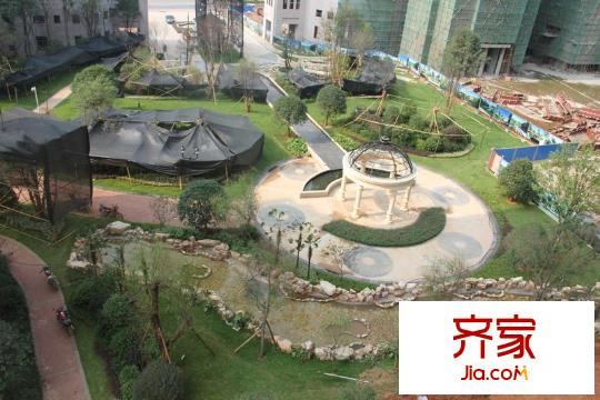 格瀾郡項(xiàng)目花園俯視一角（2012.12.14）