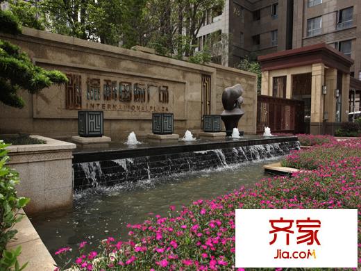 保利國際廣場小區(qū)入口（2014.8.13）