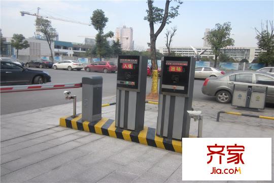 錦泰東環(huán)國(guó)際車子通行處（2015.12.18）