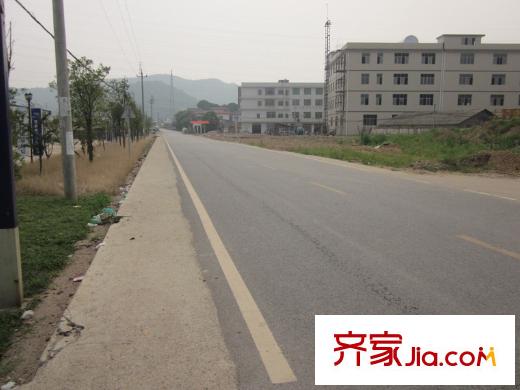 九龍領仕匯周邊小區(qū)大門外的公路