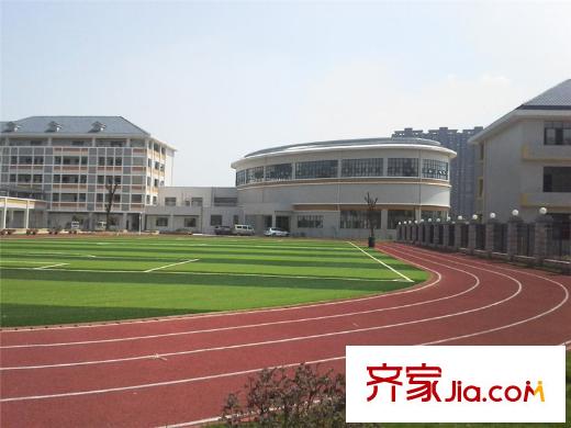 i尚國際周邊育英小學(xué)操場
