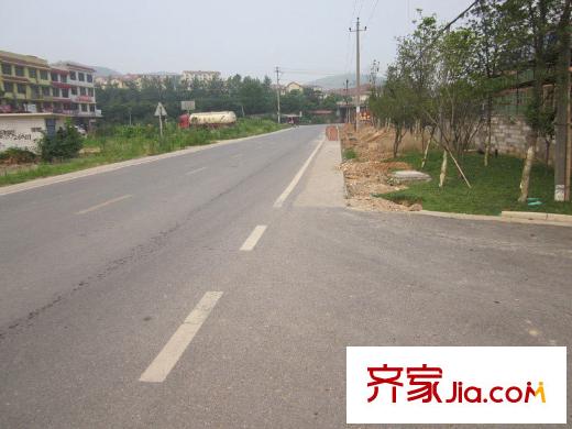 九龍領仕匯周邊小區(qū)旁邊公路實景圖