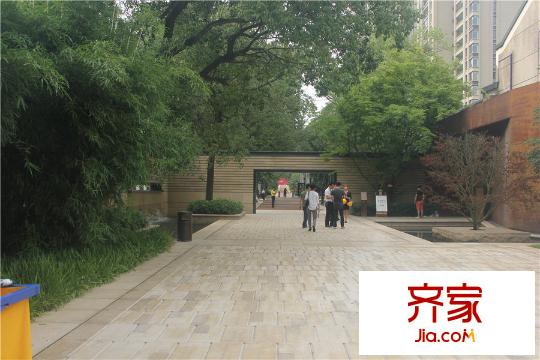 萬(wàn)科紫臺(tái)小區(qū)內(nèi)行人（2015.9.10）