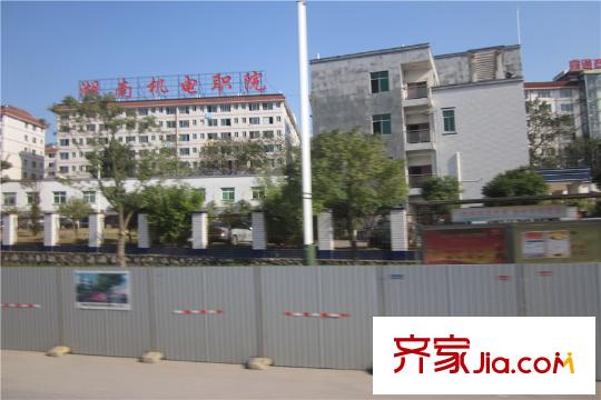 四季星城周邊機(jī)電職院