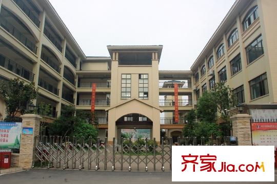 卓越蔚藍城邦周邊圭白路小學前景