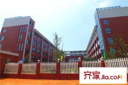 錢隆世家周邊周南秀峰學(xué)校外墻已竣工