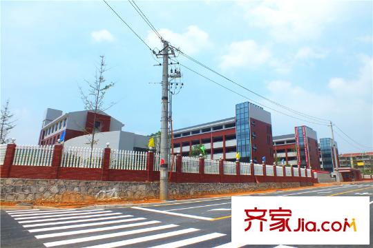 錢隆世家周邊周南秀峰學(xué)校沿街景