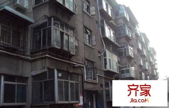 警察學(xué)院內(nèi)宿舍外景圖