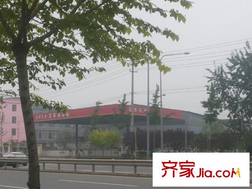 北橋?山景苑南行約1500米加油站