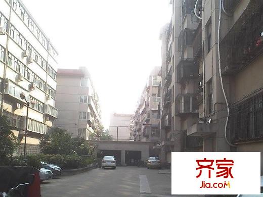 經十一路千佛山段宿舍外景圖經十一路千佛山段單位宿舍