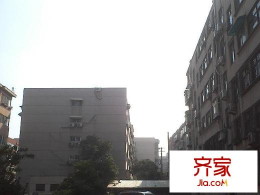 經(jīng)十一路千佛山段宿舍外景圖經(jīng)十一路千佛山段單位宿舍
