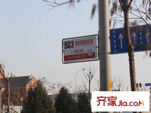 濟(jì)南萬科城周邊“奧體西路康虹路”公交站牌
