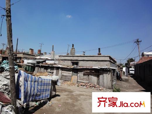 東鐵花園配套圖北側(cè)緊鄰的現(xiàn)狀住宅10.08.11