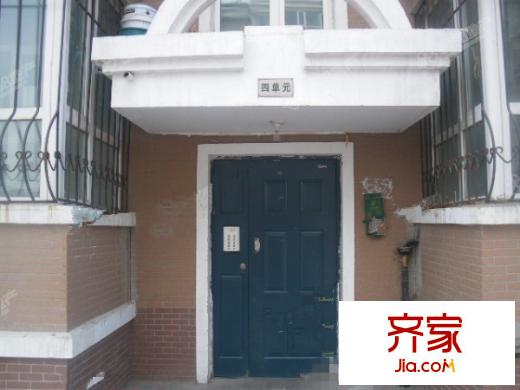 黑建筑家屬樓外景圖1