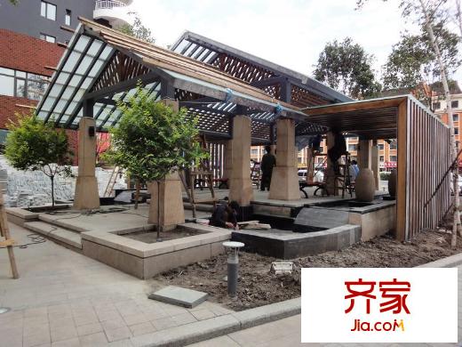 富達(dá)藍(lán)山外景圖項(xiàng)目正在裝修小區(qū)大門(mén)（2012.07.13）