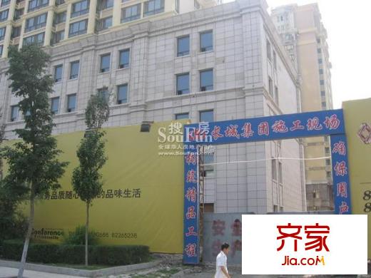 會(huì)展名城實(shí)景圖底層施工大門