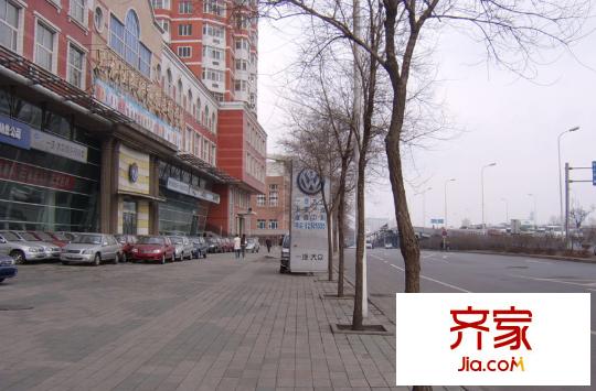 龍?chǎng)渭覉@外景圖 