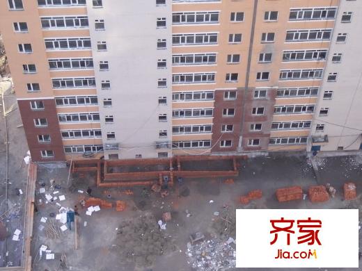 中北春城二期外景圖四區(qū)樓體正在進行后期裝修（2010.10.5）