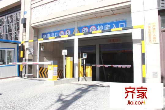 寶宇天峰項(xiàng)目車庫出/入口處（2015-09-16）