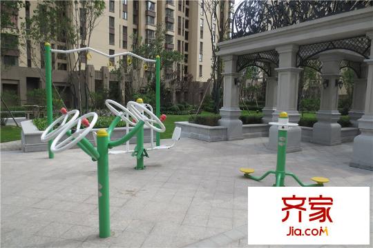 會展城上城小區(qū)內(nèi)健身設(shè)施（2015-07-30）