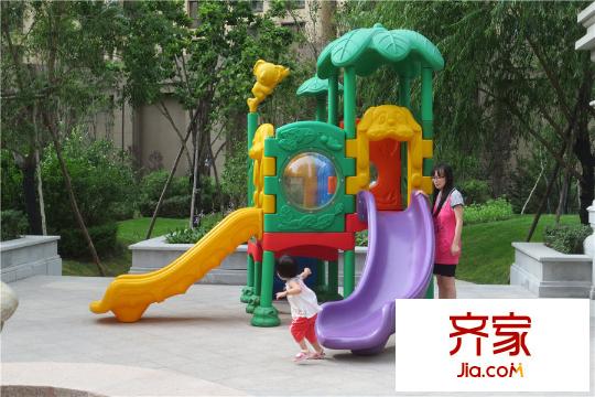 會展城上城小區(qū)內(nèi)兒童游樂設(shè)施（2015-07-30）