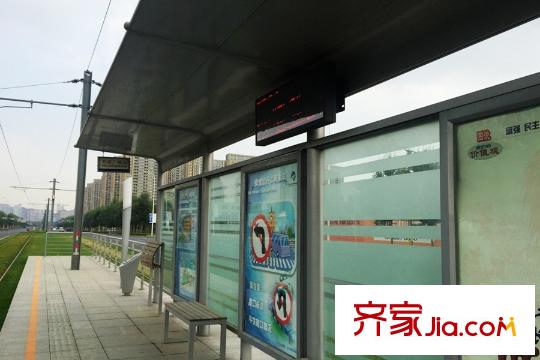 藏瓏白塔灣里有軌電車