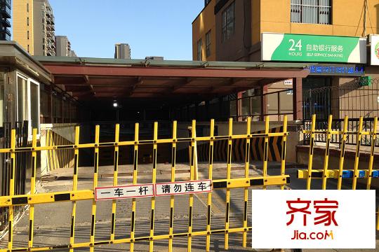 萬科金域藍(lán)灣停車場入口（2015-12-18）