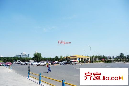 金地檀府周邊的世紀(jì)大廈地鐵口