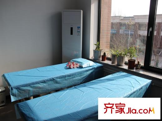 聽雨觀瀾寬景別墅園區(qū)內(nèi)藍(lán)卡診所
