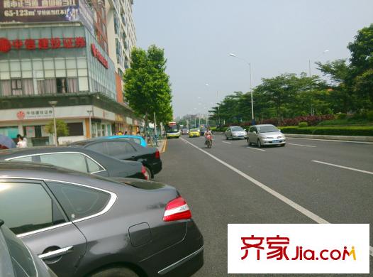 西山上筑銷(xiāo)售中心門(mén)前-環(huán)市東路