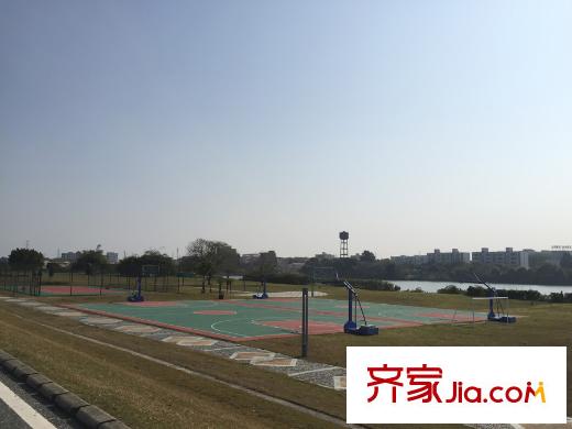 頤和盛世距離小區(qū)100米的河濱公園