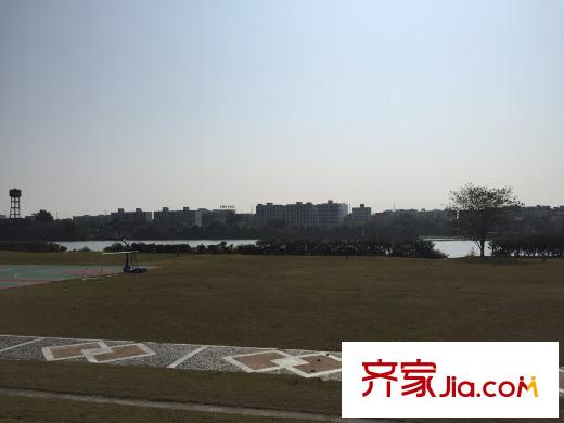 頤和盛世距離小區(qū)100米的河濱公園