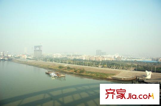 翠堤明珠臨江而立