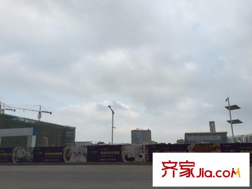 招商依云曦城項目對面的長華國際