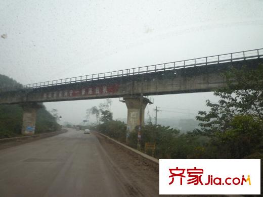 八桂鳳凰城友誼大道上的鐵路橋