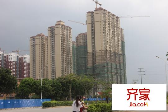 龍光君悅?cè)A庭所有樓棟正在落架（2015-9-9）