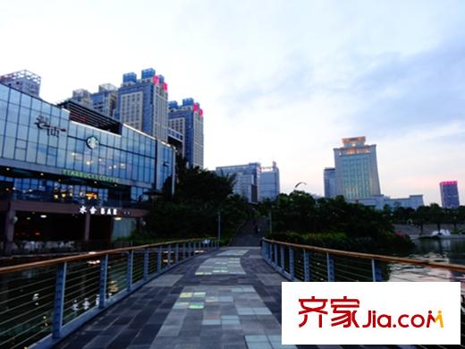 龍光君御華府民歌湖邊休閑酒吧一條街