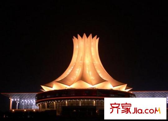 榮和公園尊府向西約3000米的會(huì)展中心