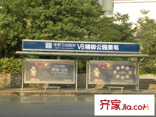 榮和公園尊府小區(qū)大門公交站牌
