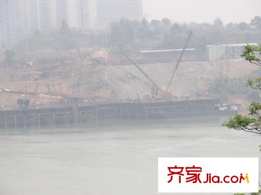 和居邕江郡小區(qū)對(duì)面的英華大橋施工處